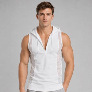 Puede incluir: Una sudadera sin mangas blanca con un escote en V profundo y capucha integrada con cordones. La prenda está confeccionada con paneles de tela blanca sólida en la parte delantera y trasera, complementados con paneles laterales de malla.