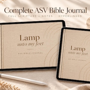 Puede incluir: Una tableta y un teléfono inteligente muestran un diario bíblico ASV digital con una cubierta de color beige con textura de lino. La pantalla muestra el texto "Lamp unto my feet" y "ASV BIBLE JOURNAL" con un lápiz óptico blanco.