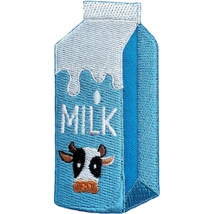 Könnte beinhalten: Ein gestickter Aufnäher in Form eines Milchkartons. Der Karton ist hellblau und hat einen weißen oberen Teil mit einem tropfenden Flüssigkeitsdesign. Das Wort MILK ist in weißen Buchstaben über einer kleinen Kuhkopf-Illustration gestickt.