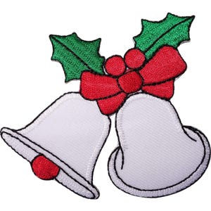 Pode incluir: Um emblema bordado apresentando dois sinos brancos com contornos pretos, acentuados por um laço vermelho brilhante e duas folhas de azevinho verdes com bagas vermelhas. O design é costurado com um acabamento de fio texturizado festivo.