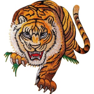 Pode incluir: Um emblema bordado apresentando um tigre em posição de salto. O tigre tem pelo laranja com listras pretas, detalhes brancos no rosto e a boca aberta mostrando gengivas vermelhas e dentes brancos. Marcas de garras verdes são visíveis nos lados.