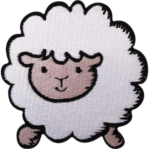 Puede incluir: Un parche bordado que muestra una oveja blanca esponjosa con cara de color rosa claro, ojos pequeños de color negro y una boca cosida sencilla. El diseño está delineado con un borde negro grueso, resaltando la textura redondeada de la lana.