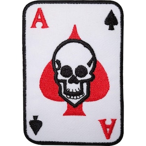 Könnte beinhalten: Ein rechteckiger bestickter Aufnäher mit einem Pik-Ass-Spielkartendesign. Auf dem weißen Hintergrund befindet sich ein großes rotes Pik-Symbol, das mit einem schwarz-weißen Totenkopf zentriert ist, sowie rote A-Buchstaben und schwarze Pik-Symbole.