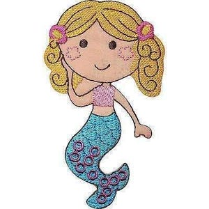 Puede incluir: Un parche bordado de una sirena de dibujos animados con cabello rubio peinado en dos coletas con flores rosas. La sirena tiene un top rosa y una cola azul decorada con patrones circulares morados, con un rostro sencillo de ojos negros.