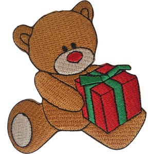 Könnte beinhalten: Ein gestickter Aufnäher, der einen braunen Teddybären mit hellbeiger Schnauze und roter Nase zeigt. Der Bär hält ein quadratisches rotes Geschenkpaket, das mit einem grünen Band und einer Schleife verziert ist. Das Motiv hat eine sichtbare Stickstruktur.