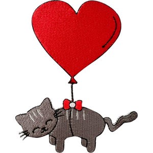 Puede incluir: Un parche bordado que muestra un gato gris atigrado con un pequeño lazo rojo en la espalda, sujeto a un gran globo rojo en forma de corazón. El gato tiene una cara sencilla bordada con los ojos cerrados, una boca curva y una cola ondulada.