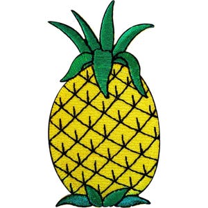 Op de afbeelding: Een geborduurde patch in de vorm van een ananas. Het vruchtlichaam is felgeel met een zwart ruitpatroon. De bovenkant heeft puntige groene bladeren en er zijn kleinere groene bladeren aan de basis van de ananasvorm.