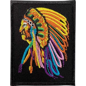 Puede incluir: Un parche rectangular bordado en negro que muestra el perfil de una persona con un tocado multicolor. El bordado utiliza hilos brillantes en amarillo, naranja, verde, azul, rosa y morado sobre el fondo negro sólido del parche.