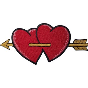 Puede incluir: Un parche bordado que muestra dos corazones rojos superpuestos atravesados por una flecha dorada. Los corazones tienen un borde negro grueso, y la flecha tiene una punta dorada a la izquierda y plumas doradas a la derecha, todo en hilo.