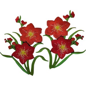 Op de afbeelding: Twee geborduurde patches met levendige rode bloemen met gele harten en groene stengels. Elke patch toont gedetailleerd stikwerk van bloemen met vijf bloemblaadjes, kleine ongeopende knoppen en gebogen bladeren in een botanisch ontwerp.
