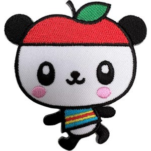 Puede incluir: Un parche bordado que muestra un personaje de panda de dibujos animados con un sombrero rojo en forma de manzana, una hoja verde, orejas negras y mejillas rosadas. El panda viste una camiseta azul con rayas horizontales amarillas y rojas.