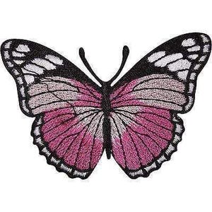 Pode incluir: Um emblema bordado de borboleta com asas em tons de rosa vibrante e branco, delineadas com contornos pretos marcados e padrões de veios detalhados. O design inclui duas antenas pretas que se estendem para cima a partir do corpo central.