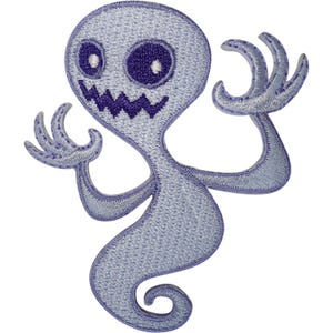 Puede incluir: Un parche bordado que muestra un fantasma de color violeta claro con una boca dentada de color violeta oscuro y ojos circulares. El fantasma tiene dos brazos levantados con manos de tres dedos y una cola curva en espiral, todo bordeado con hilo violeta.