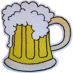 Könnte beinhalten: Ein gestickter Aufnäher in Form eines Bierkrugs, gefüllt mit gelber Flüssigkeit und gekrönt von dickem weißem Schaum. Das Design zeigt schwarze Umrisse, einen hellbeigen Henkel und einen hellbeigen Boden, eingefasst von einem weißen Rand.