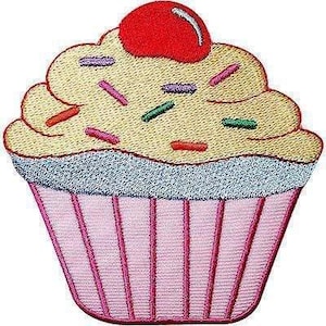 Könnte beinhalten: Ein gestickter Aufnäher in Form eines Cupcakes mit hellgelbem Zuckerguss, einer leuchtend roten Kirsche obenauf und bunten Streuseln. Der Cupcake sitzt in einer hellrosa, gefalteten Papierform mit vertikalen dunkelrosa Streifen und blauem Boden.
