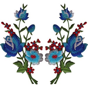 Könnte beinhalten: Ein Paar symmetrische, bestickte Blumenaufnäher mit großen blauen Rosen, hellblauen Blüten und kleinen roten Blumen mit grünen Stielen und Blättern. Die aufwendige Stickerei zeigt leuchtende Blau-, Rot- und Grüntöne auf einfarbigem Hintergrund und bildet ein detailliertes botanisches Motiv, das sich für die Applikation auf Stoffen eignet.