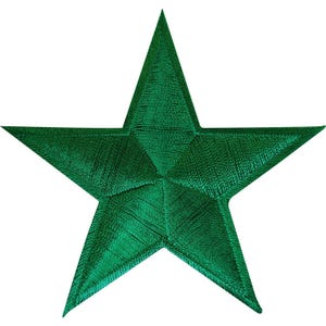 Puede incluir: Un parche de estrella de cinco puntas con hilo de bordar verde vibrante y denso. Las costuras crean un patrón texturizado y radiante que converge en el centro, dando a la estrella una apariencia definida y dimensional sobre un fondo liso.