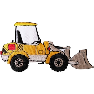 Op de afbeelding: Een geborduurde patch van een gele bouwlader. Het ontwerp bevat een witte cabine, zwarte banden met gedetailleerd profiel en een grijze voorbak. De carrosserie is voorzien van gele panelen, een rood vierkant accent en zwarte mechanische details.