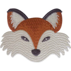 Pode incluir: Um emblema bordado termocolante em forma de cabeça de raposa. O design apresenta uma testa e pontas das orelhas em laranja ferrugem, com pelo cor de creme nas bochechas e no interior das orelhas. A raposa tem olhos e nariz cinza escuro.