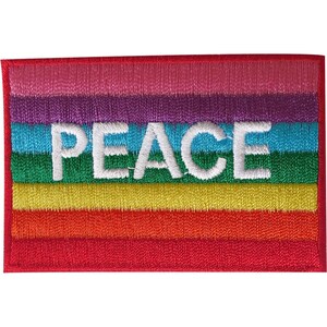 Pode incluir: Um emblema retangular bordado com listras horizontais em rosa, roxo, azul, verde, amarelo, laranja e vermelho. A palavra PEACE está costurada em letras maiúsculas brancas grandes e em negrito no centro do fundo listrado colorido.