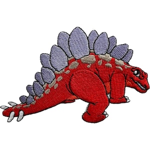 Peut inclure: Un écusson brodé représentant un dinosaure stégosaure. Le dinosaure a un corps rouge vif avec des taches beiges sur le dos et une rangée de plaques pointues violet clair s'étendant du cou à la queue. Il possède des griffes blanches.