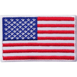Puede incluir: Un parche rectangular bordado que presenta la bandera de los Estados Unidos. El diseño incluye un cantón azul con estrellas blancas y franjas horizontales rojas y blancas alternas. Todo el parche tiene un borde cosido en color blanco.