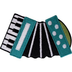 Op de afbeelding: Een geborduurde patch in de vorm van een accordeon. De linkerkant heeft een zwart-wit pianotoetsenbord, terwijl de rechterkant blauwgroen is met witte stippen. De centrale balg is zwart met witte verticale strepen en blauwgroene accenten.