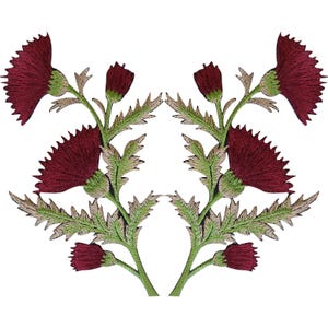Op de afbeelding: Een paar symmetrische geborduurde patches met diep bordeauxrode distelbloemen met gekartelde groene bladeren en stengels. Elke patch toont twee grote bloeiende distelkoppen en twee kleinere knoppen, uitgevoerd in gedetailleerd borduurwerk.