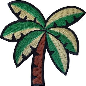 Op de afbeelding: Een geborduurde patch in de vorm van een palmboom. De stam is bruin met donkere omlijningen en de bladeren hebben afwisselende secties van groen en lichtbeige draad, allemaal omrand door een dikke, donkerblauwe gestikte rand.