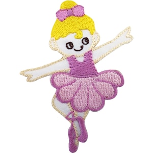 Puede incluir: Un parche bordado que muestra una bailarina de dibujos animados con cabello amarillo, un lazo rosa, un maillot morado y un tutú rosa. La figura aparece en una pose de baile con los brazos extendidos y lleva zapatillas de ballet rosas.