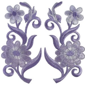 Könnte beinhalten: Zwei passende Stickaufnäher in hellviolettem Garn. Jeder Aufnäher zeigt ein florales Design mit zwei verschiedenen Blütenköpfen, die durch geschwungene Stängel und spitze Blätter verbunden sind und eine symmetrische Spiegelanordnung bilden.
