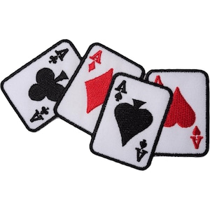 Könnte beinhalten: Ein Set aus vier bestickten Aufnähern in Form von Spielkarten, darunter das Kreuz-Ass, Karo-Ass, Pik-Ass und Herz-Ass. Jeder Aufnäher hat einen weißen Hintergrund mit schwarzem Rand und detaillierten roten oder schwarzen Farbsymbolen.