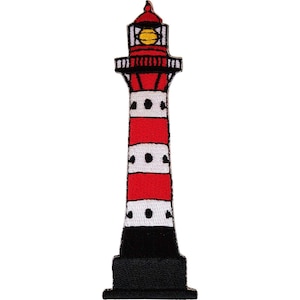 Può includere: Una toppa ricamata a forma di faro che presenta una torre alta e sottile con strisce orizzontali rosse e bianche. La base è di colore nero solido e la parte superiore include un faro giallo racchiuso in una cornice bianca con dettagli neri.