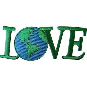 Può includere: Una toppa ricamata con la parola LOVE in filo verde, dove la lettera O è sostituita da un globo circolare blu e verde che mostra i continenti del Nord e del Sud America con un design a trama ricamata molto dettagliato.