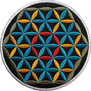 Könnte beinhalten: Ein kreisförmiger bestickter Aufnäher mit einem geometrischen Blume-des-Lebens-Muster auf schwarzem Grund. Das Design besteht aus überlappenden Blütenblättern in leuchtendem Blau, Gelb, Rot und Olivgrün mit einem weißen gestickten Rand.