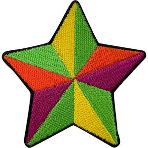 Può includere: Una toppa a forma di stella a cinque punte con un vivace motivo geometrico multicolore. Il design è diviso in segmenti triangolari di filo giallo brillante, verde lime, arancione e magenta, il tutto bordato da un contorno nero solido.