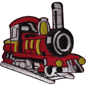 Puede incluir: Un parche bordado que representa una locomotora de vapor roja con detalles en amarillo, una chimenea negra y detalles en blanco. El diseño incluye una rueda delantera prominente, una cabina y un apartavacas, todo bordeado con hilo negro.