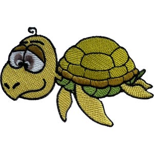 Puede incluir: Un parche bordado de una tortuga marina de dibujos animados con cabeza y cuerpo amarillos, con grandes ojos blancos y pupilas marrones. La tortuga tiene un caparazón segmentado en tonos verde oliva y amarillo, con aletas amarillas.