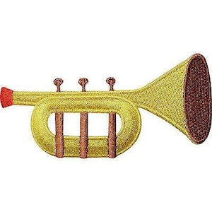 Op de afbeelding: Een geborduurde patch in de vorm van een trompet met een felgeel lichaam, bruine ventielen en buizen, en een rood mondstuk. De beker van het instrument is bruin omlijnd met een donkere binnenkant, voorzien van gedetailleerd stikwerk.