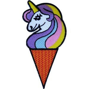 Peut inclure: Un écusson brodé représentant une tête de licorne blanche avec une corne jaune et une crinière multicolore dans des tons de violet, bleu et rose, posée sur un cornet de glace orange, triangulaire et texturé avec un contour noir.