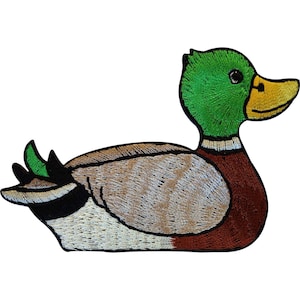Op de afbeelding: Een geborduurde opstrijkbare patch in de vorm van een wilde eend. De eend heeft een felgroene kop, een heldergele snavel, een witte nekring, een bruine borst en een lichaam met beige, witte en zwarte vleugelveren met een groen accent.