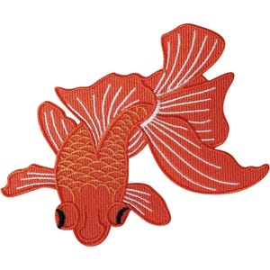 以下が含まれることがあります： 金魚の形をした刺繍ワッペン。鮮やかなオレンジ色で、ヒレと尾には白い糸のディテールが施されています。体には質感のある鱗模様があり、黒い瞳を持つ2つの目立つ丸い目が特徴です。