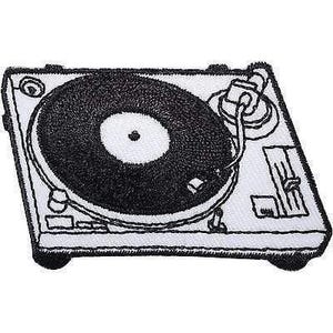 Könnte beinhalten: Ein schwarz-weiß bestickter Aufnäher mit einer detaillierten Strichzeichnung eines DJ-Plattenspielers. Das Design umfasst einen runden Plattenteller, einen Tonarm und einen Schieberegler, die alle mit kräftigen schwarzen Linien dargestellt sind.