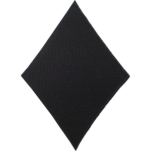 Op de afbeelding: Een effen zwarte, ruitvormige patch met een textieloppervlak met textuur en een gestikte rand. De geometrische vorm is symmetrisch met scherpe punten aan de boven- en onderkant, wat zorgt voor een strak en uniform uiterlijk voor toepassing.