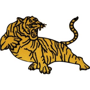 Könnte beinhalten: Ein gelb-schwarzer Stickaufnäher, der einen Tiger in einer dynamischen Sprungpose mit geöffnetem Maul und sichtbaren Zähnen zeigt. Der Tiger hat schwarze Streifen auf seinem Körper, einen langen, geschwungenen Schwanz und sichtbare Krallen.