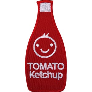 Può includere: Una toppa ricamata rossa a forma di bottiglia di condimento. Il design presenta un tappo ricamato bianco, un'icona circolare bianca con faccina sorridente al centro e il testo bianco TOMATO KETCHUP stampato chiaramente sotto l'icona.