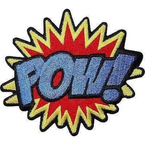 Può includere: Una toppa ricamata che presenta la parola POW! in lettere blu con un contorno nero. Il testo è posto su una forma a stella rossa con bordi gialli frastagliati, creando un elemento grafico in stile fumetto con un bordo nero spesso.