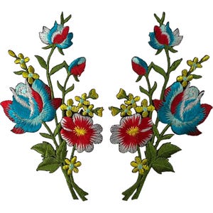 Op de afbeelding: Twee symmetrische geborduurde bloemenpatches met levendige rode en helderblauwe rozen, kleinere gele bloesems en groene stengels met bladeren. Het gedetailleerde borduurwerk vormt een botanisch ontwerp voor toepassing op textiel.