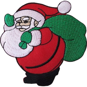 Pode incluir: Um emblema bordado apresentando o Papai Noel vestindo um traje vermelho com gorro e barba com bordas brancas, carregando um grande saco verde sobre o ombro. O design inclui botas pretas, luvas verdes e um pompom branco na ponta do gorro.