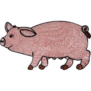 Puede incluir: Un parche bordado termoadhesivo con forma de cerdo. El cerdo es de color rosa claro con un contorno oscuro, presenta una pequeña cola rizada, cuatro patas con pezuñas marrones y un hocico con dos orificios nasales oscuros. Se nota la textura.